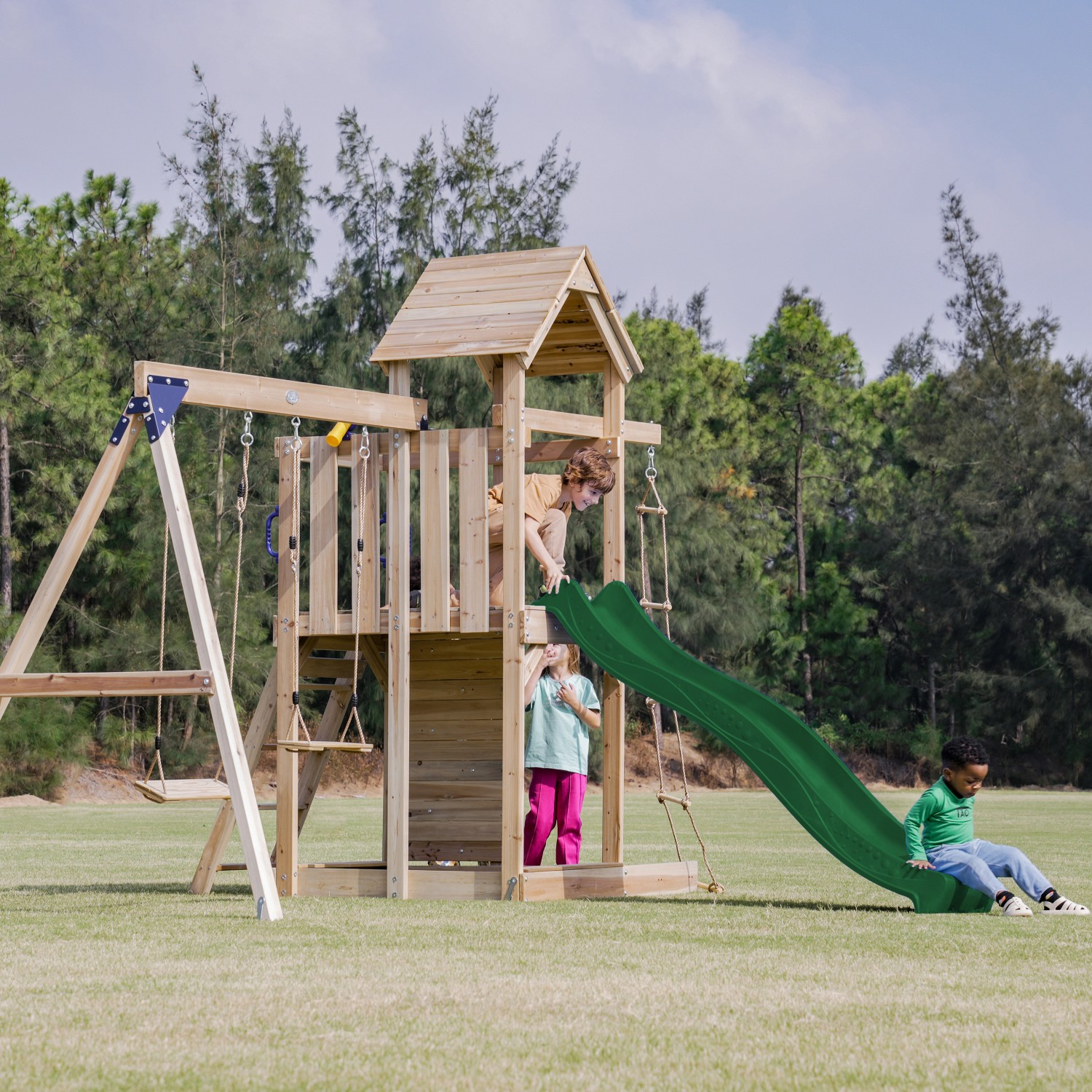 Axi Spielturm Moos mit Doppelschaukel Braun und Rutsche Grün FSC®