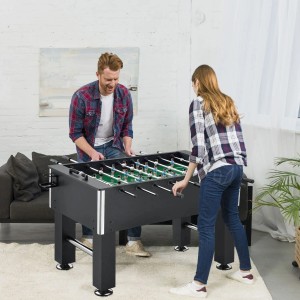 ArtSport Tischkicker in Schwarz mit zwei Personen beim Spielen. Inklusive Getränkehalter.