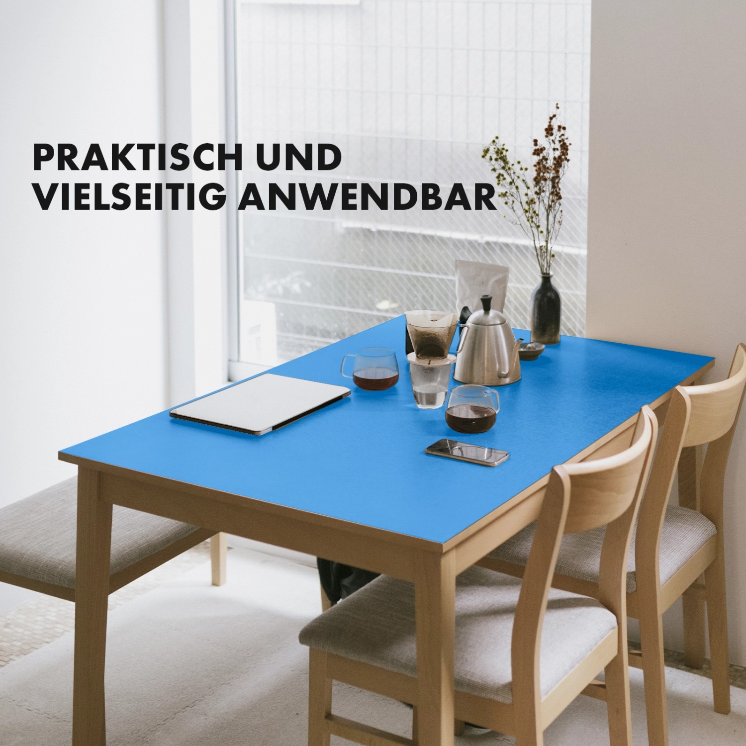 Blau Tischfolie Empire (80x235cm) mit abgeschrägter Kante auf Esstisch mit Geschirr.