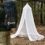 Weißes Moskitonetz für Bett & Outdoor im Wald, über Schlafplatz. Person mit Rucksack. Camping Insektenschutz.