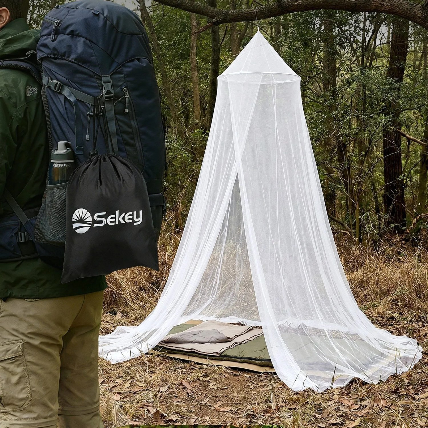 Weißes Moskitonetz für Bett & Outdoor im Wald, über Schlafplatz. Person mit Rucksack. Camping Insektenschutz.