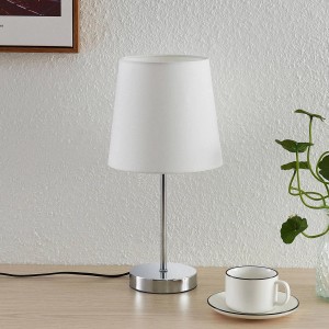 Moderne Lindby Tischlampe Leza aus Chrom-Metall mit weißem Schirm. Ideal als Wohnzimmerleuchte.