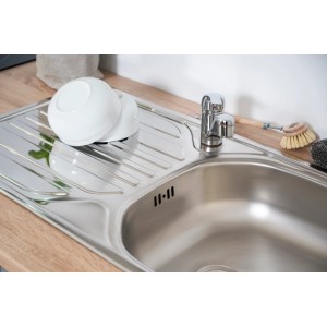 Edelstahlspüle mit Armatur, Abtropffläche und Geschirr, passend zur Respekta Küchenzeile.
