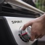 Detailaufnahme: Hand bedient Drehknopf am Weber Gasgrill E-410 Spirit, 4 Brenner.