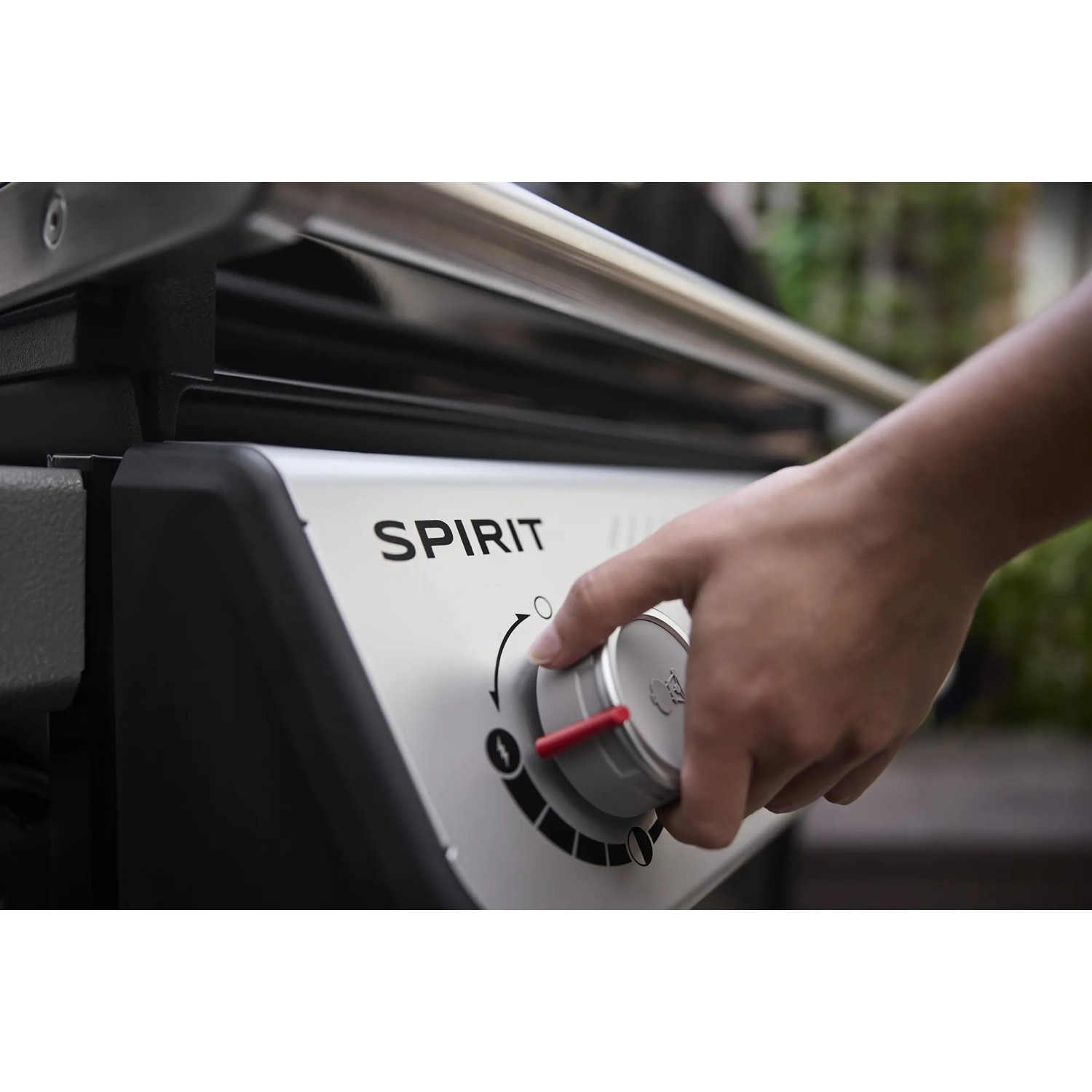 Detailaufnahme: Hand bedient Drehknopf am Weber Gasgrill E-410 Spirit, 4 Brenner.