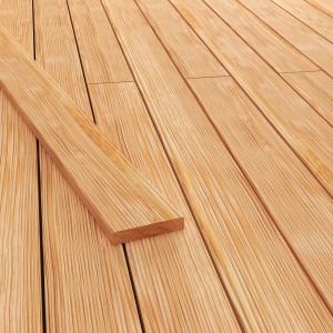 Terrassendiele aus Douglasie, strukturgehobelt, rötlicher Farbton.