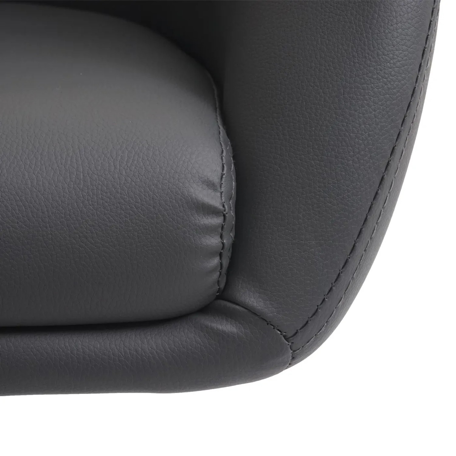 Detailaufnahme: Grauer MCW Esszimmerstuhl F19 mit Kunstlederbezug, Fokus auf Naht.