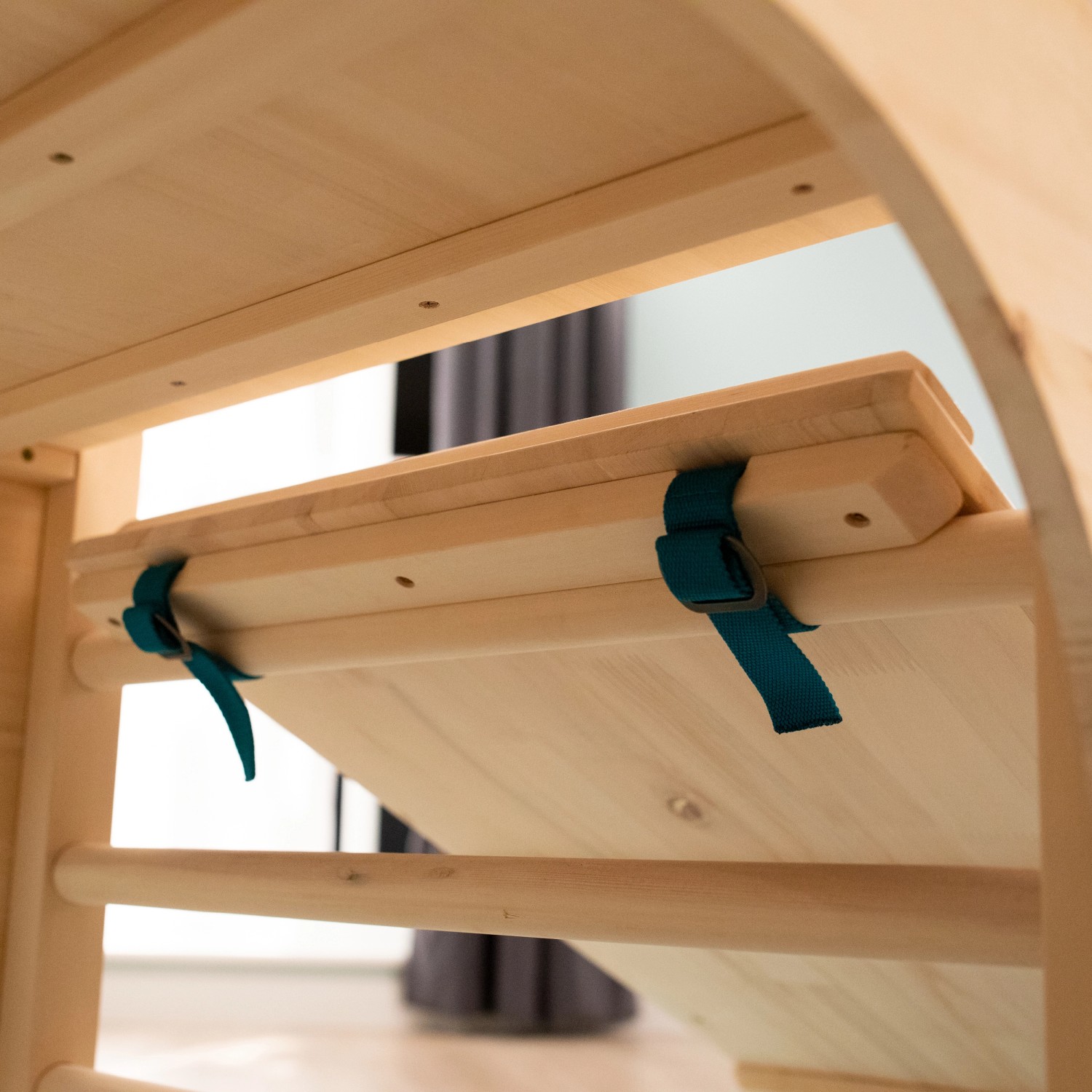 Detailansicht der TP Toys Rutsche und Brücke Active aus Holz mit blauen Befestigungsbändern.