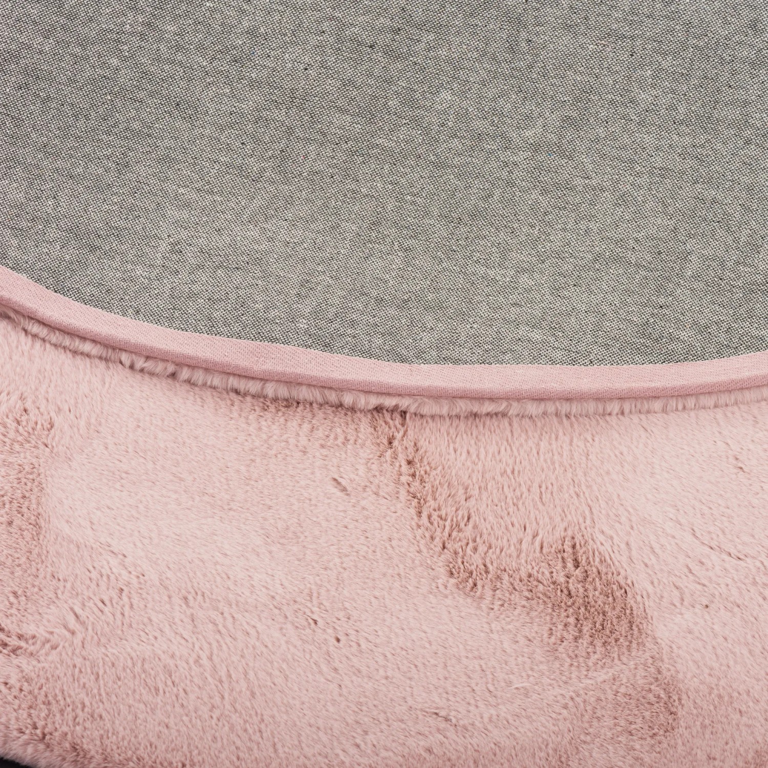 Detailaufnahme: Runder, altrosa Fellteppich von Pergamon, super soft und luxuriös.
