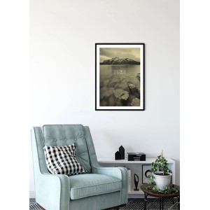 Komar Wandbild Word Lake Sand, 30x40 cm, mit Bergsee-Motiv im schwarzen Rahmen.