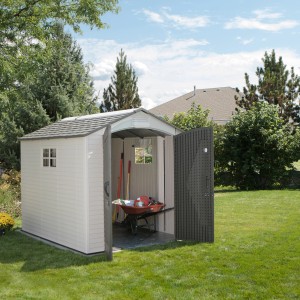 Lifetime Gerätehaus Phönix 5,5 m² aus Kunststoff mit geöffneten Türen und Schubkarre im Garten.