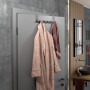 SOTECH Türgarderobe LINEA II, Edelstahl schwarz matt, mit Bademantel und Handtuch an Tür.
