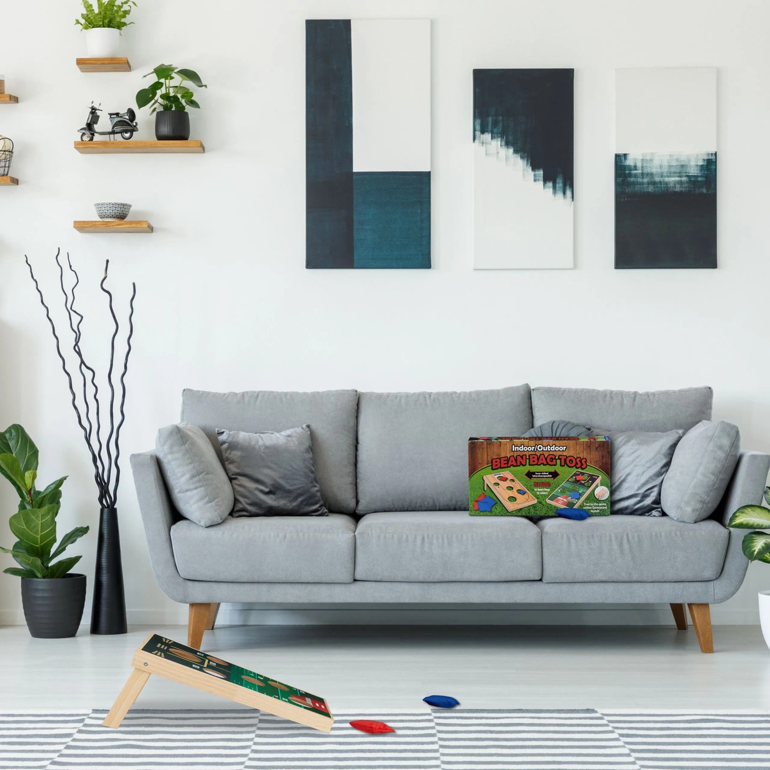 Relaxdays Cornhole Wurfspiel mit bunten Sandsäckchen auf Teppich im Wohnzimmer. Zweiseitiges Geschicklichkeitsspiel für drinnen.