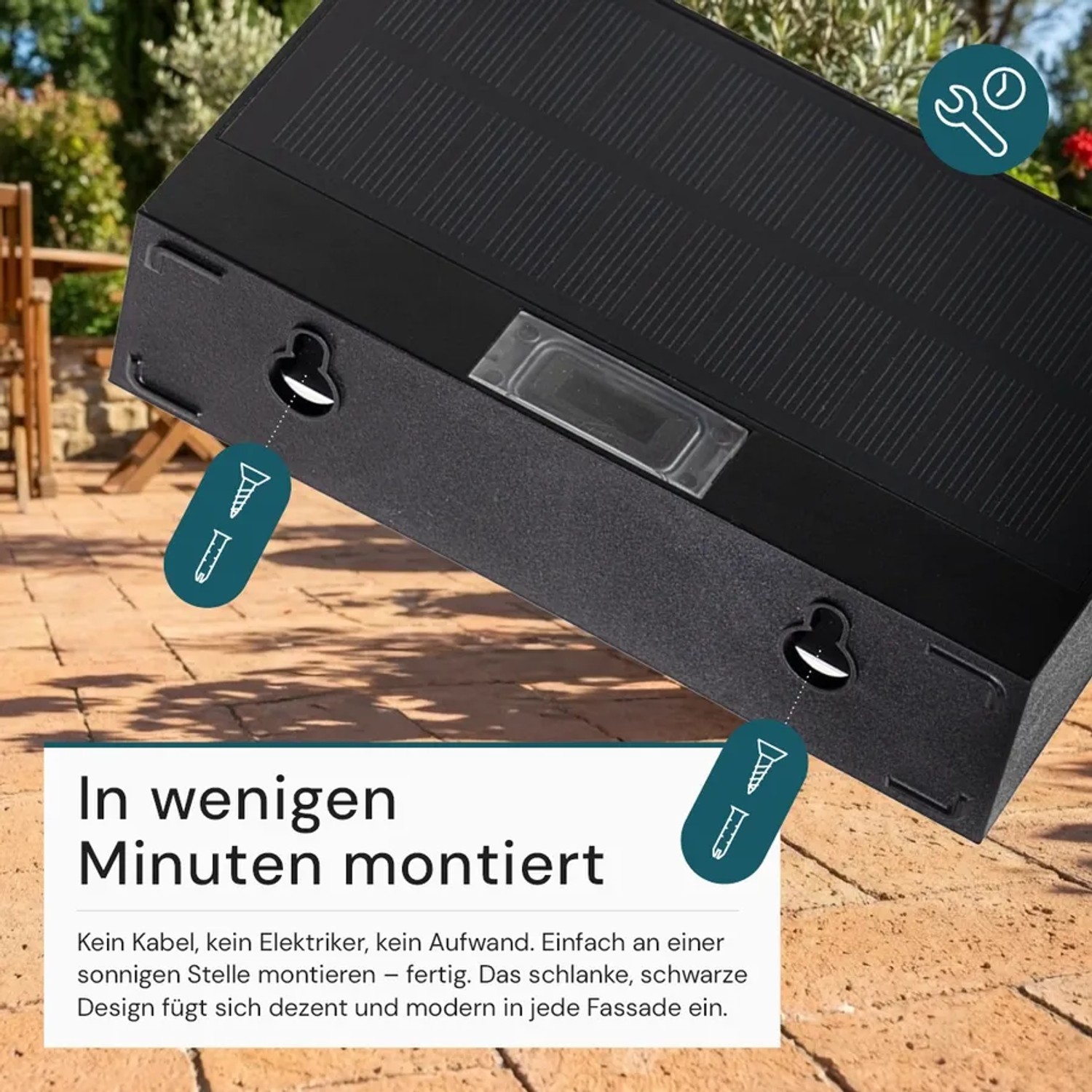 Schwarze LUXULA Solar Wandleuchte mit Bewegungsmelder zur einfachen Montage im Außenbereich.