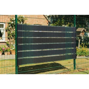 Technaxx Solarzaun-Erweiterung TX-357 am Doppelstabmattenzaun im Garten.