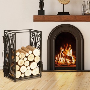 HOMCOM Kaminholzständer mit Besteck, Stahl, schwarz, gefüllt mit Holzscheiten vor Kamin.