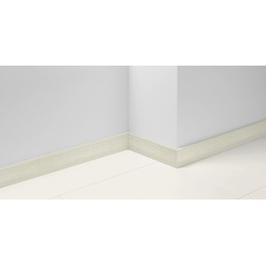 Parador Sockelleiste SL 18 Eiche D065, helle Holzoptik, montiert an einer weißen Wand.