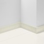 Parador Sockelleiste SL 18 Eiche D065, helle Holzoptik, montiert an einer weißen Wand.