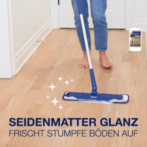 Bona Refresher für Holzböden in Anwendung mit Mopp, 1L Flasche im Hintergrund.