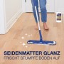 Bona Refresher für Holzböden in Anwendung mit Mopp, 1L Flasche im Hintergrund.
