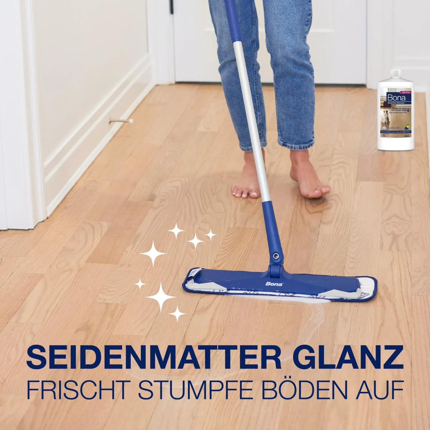 Bona Refresher für Holzböden in Anwendung mit Mopp, 1L Flasche im Hintergrund.