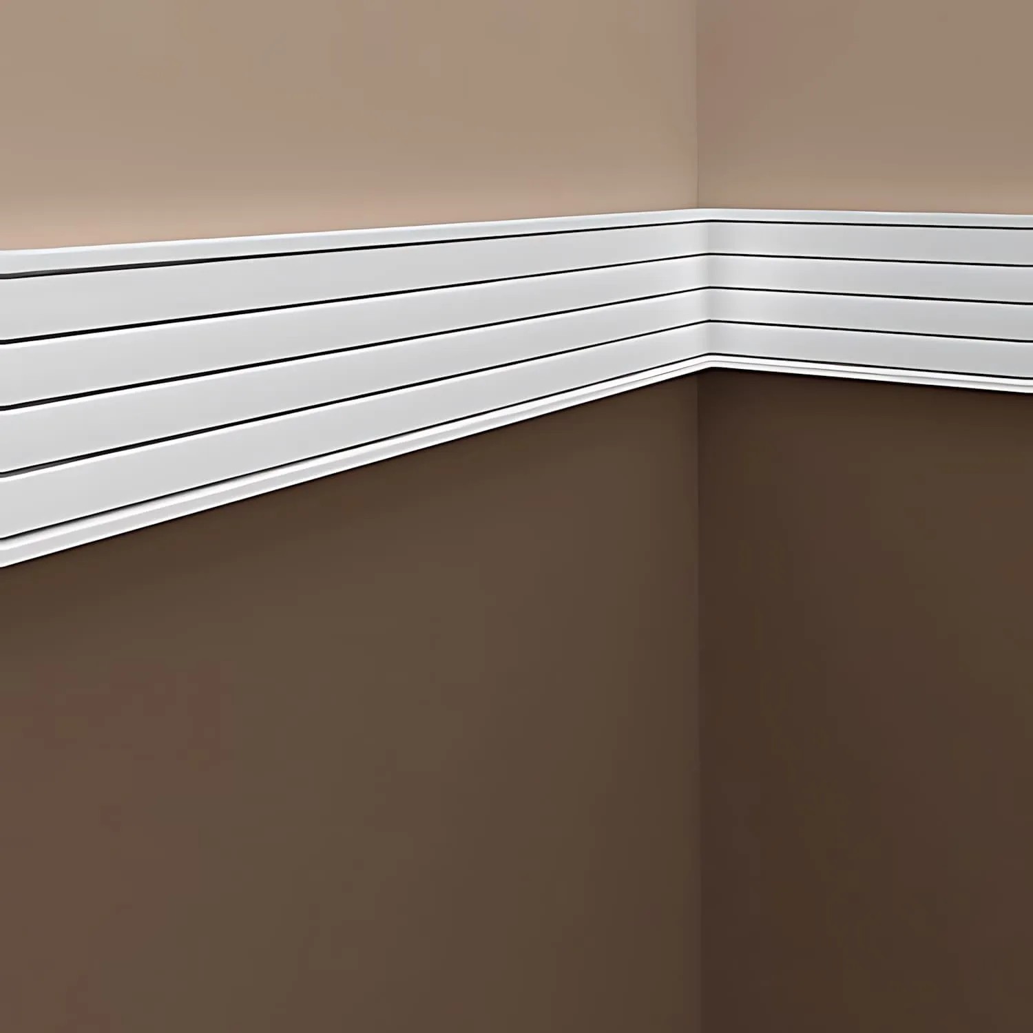 Weiße PROFHOME Wand- und Friesleisten (32 m) als Zierleisten an einer Wand.