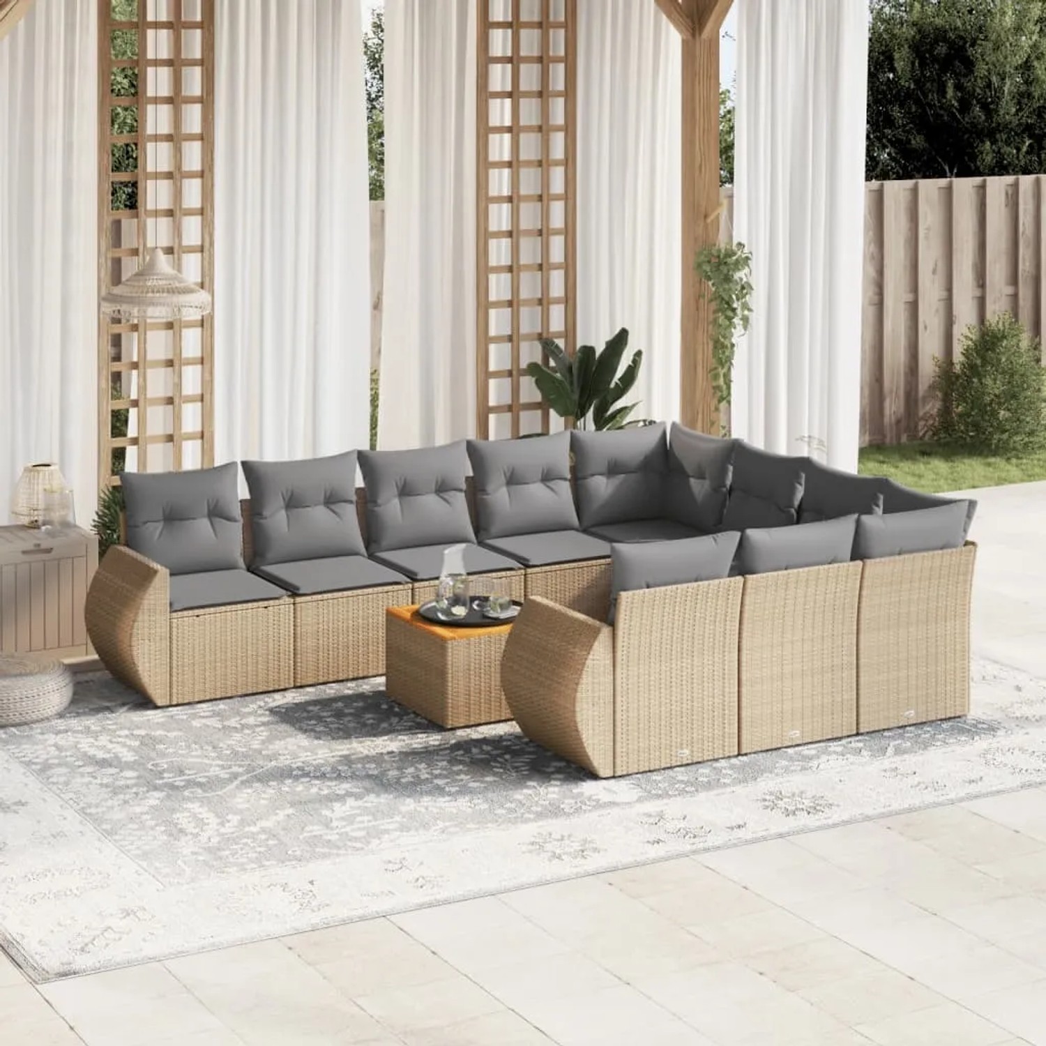 Beige 11-tlg. Garten-Sofagarnitur aus Polyrattan mit Kissen und Tisch für Terrasse oder Garten.