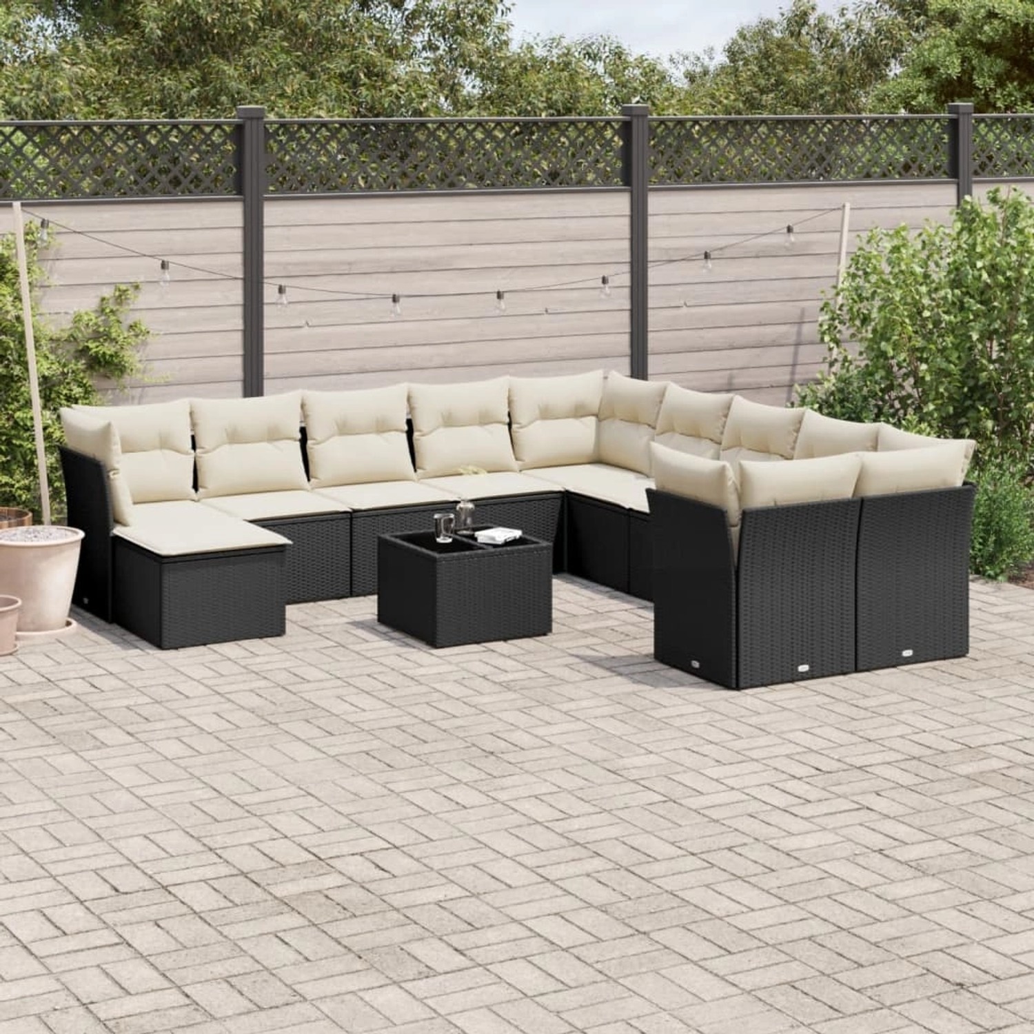 Schwarze 12-tlg. vidaXL Garten-Sofagarnitur aus Poly Rattan mit cremeweißen Kissen.