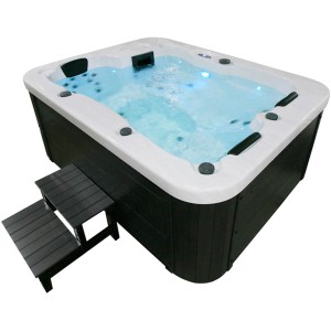 Home Deluxe Outdoor Whirlpool White Marble mit Treppe und Abdeckung.