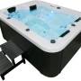 Home Deluxe Outdoor Whirlpool White Marble mit Treppe und Abdeckung.