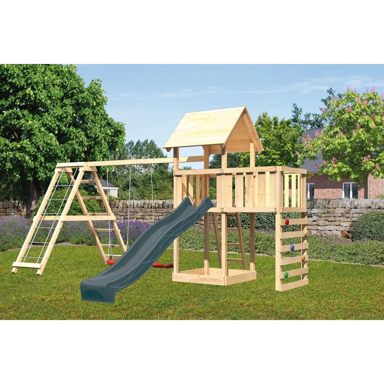 Karibu Spielturm Lotti mit Rutsche, Schaukel, Kletterwand und Plattform aus Holz im Garten.
