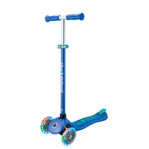 Blauer Globber Primo Plus Lights Tretroller für Kinder mit LED-Leuchtrollen.