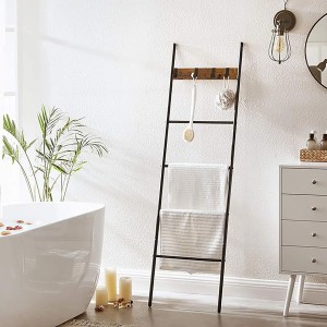 Songmics Handtuchleiter Barnet in Braun-Schwarz mit Handtüchern im Badezimmer.