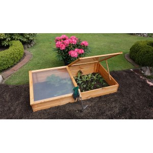 Doppeltes Frühbeet aus Holz, 140x70x28 cm, mit Polycarbonat-Verglasung und geöffnetem Deckel.