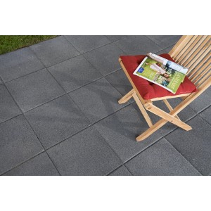 EHL Terrassenplatte Intotrend Aqua Anthrazit 40x40: Verlegte Betonplatten mit Stuhl und Zeitschrift.