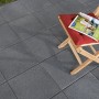 EHL Terrassenplatte Intotrend Aqua Anthrazit 40x40: Verlegte Betonplatten mit Stuhl und Zeitschrift.