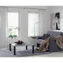 Wohnzimmer mit Gardinenstange, weißen Vorhängen und grauer Couch.