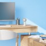 Weißer USB Handventilator auf Schreibtisch neben PC und Stiftehalter.