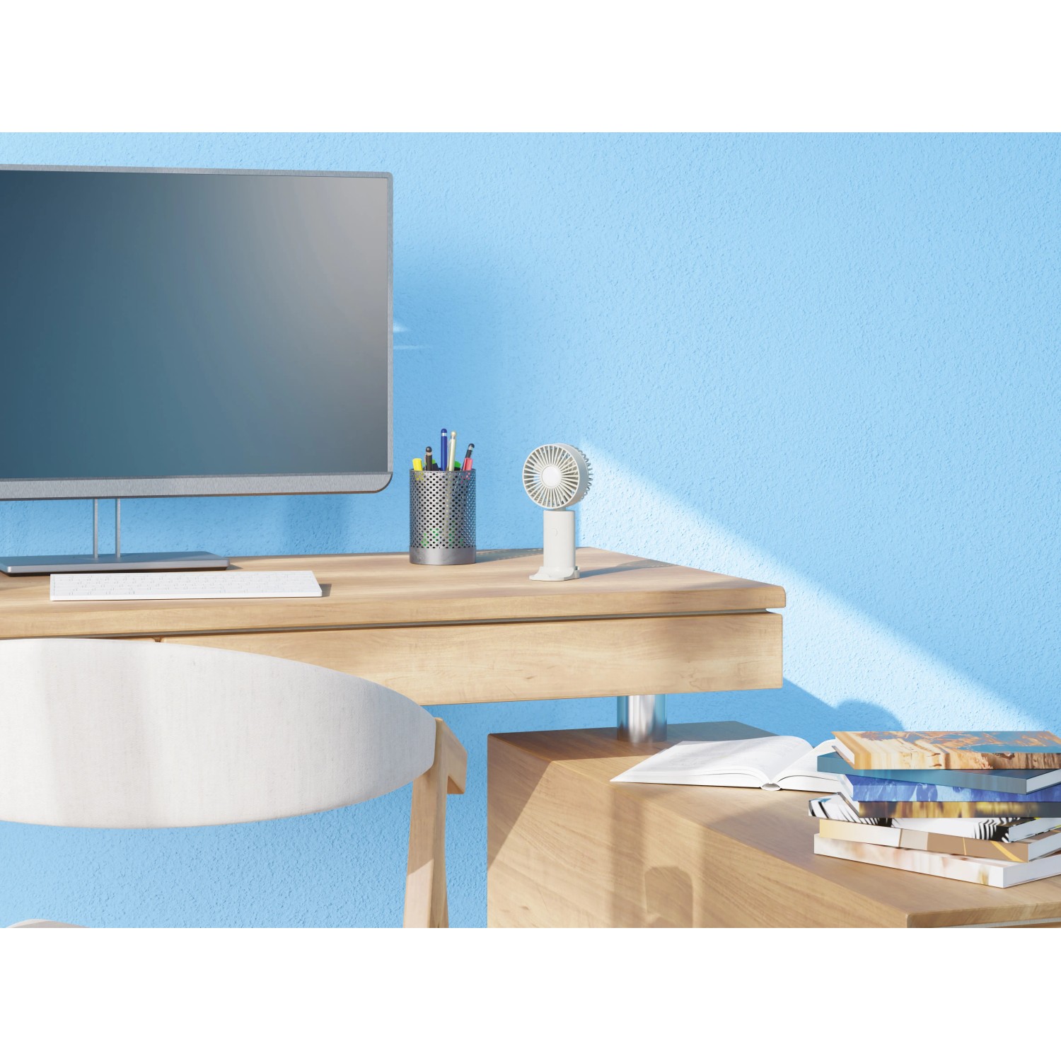 Weißer USB Handventilator auf Schreibtisch neben PC und Stiftehalter.