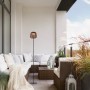 Schwarze LED-Akku-Stehleuchte Askia von Just Light, 120 cm, mit Rattan-Schirm auf einer Terrasse.