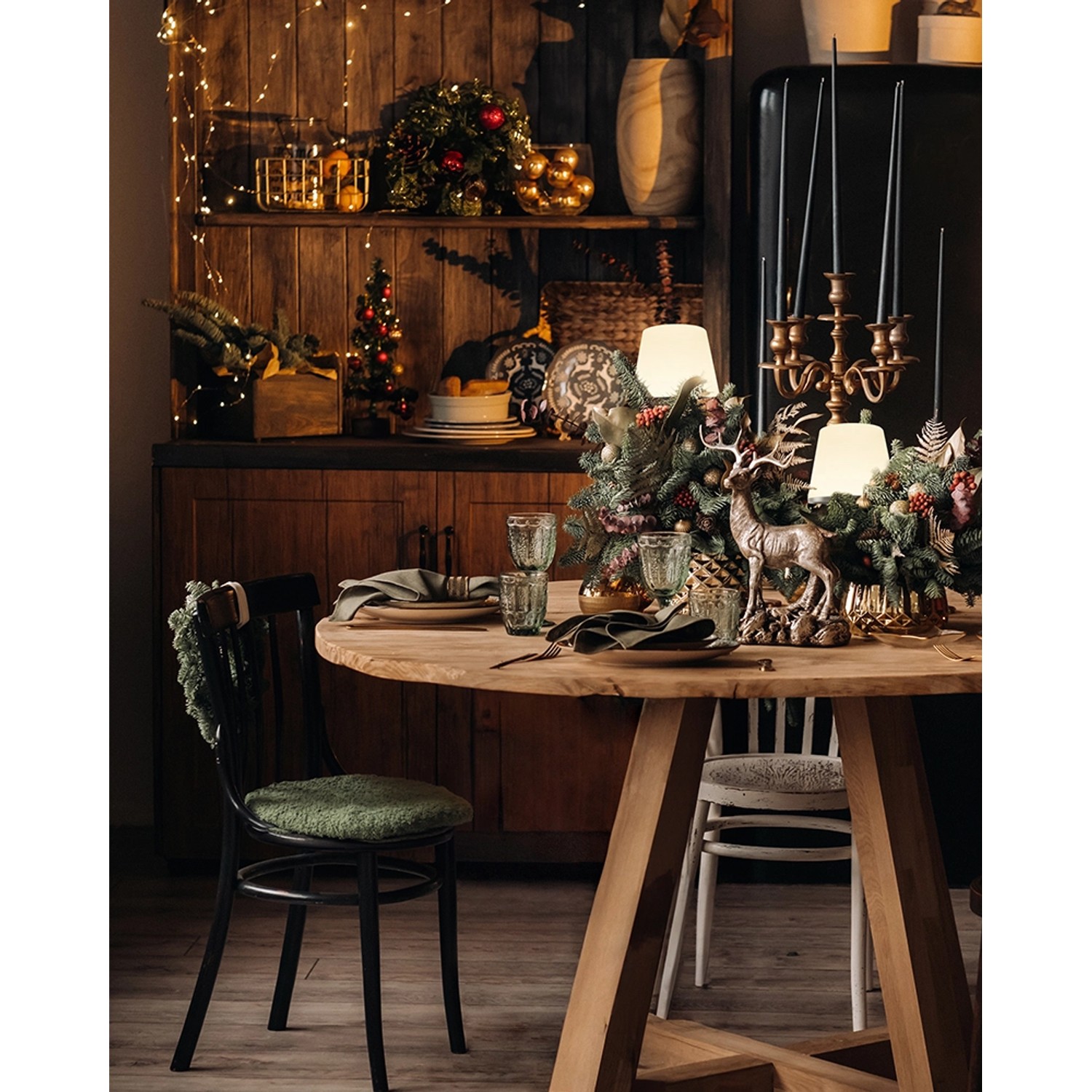 Festlich gedeckter Tisch mit LED Flaschenleuchte Lamprusco als Deko.