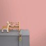 Little Dutch Wandfarbe Vintage Pink (Rosa, Matt), mit Deko auf grauem Schrank.
