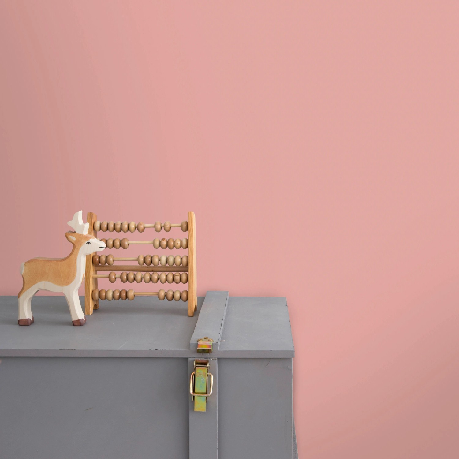 Little Dutch Wandfarbe Vintage Pink (Rosa, Matt), mit Deko auf grauem Schrank.