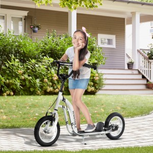 Mädchen mit weißem HOMCOM Kinderroller mit Luftreifen im Garten.