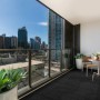 Anthrazit Rasenteppich Comfort auf Balkon mit Stadtblick. Kunstrasen für Terrasse und Garten.
