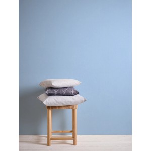 Blaue Kinderzimmer Tapete Uni, mit Kissen auf Hocker vor Wand.