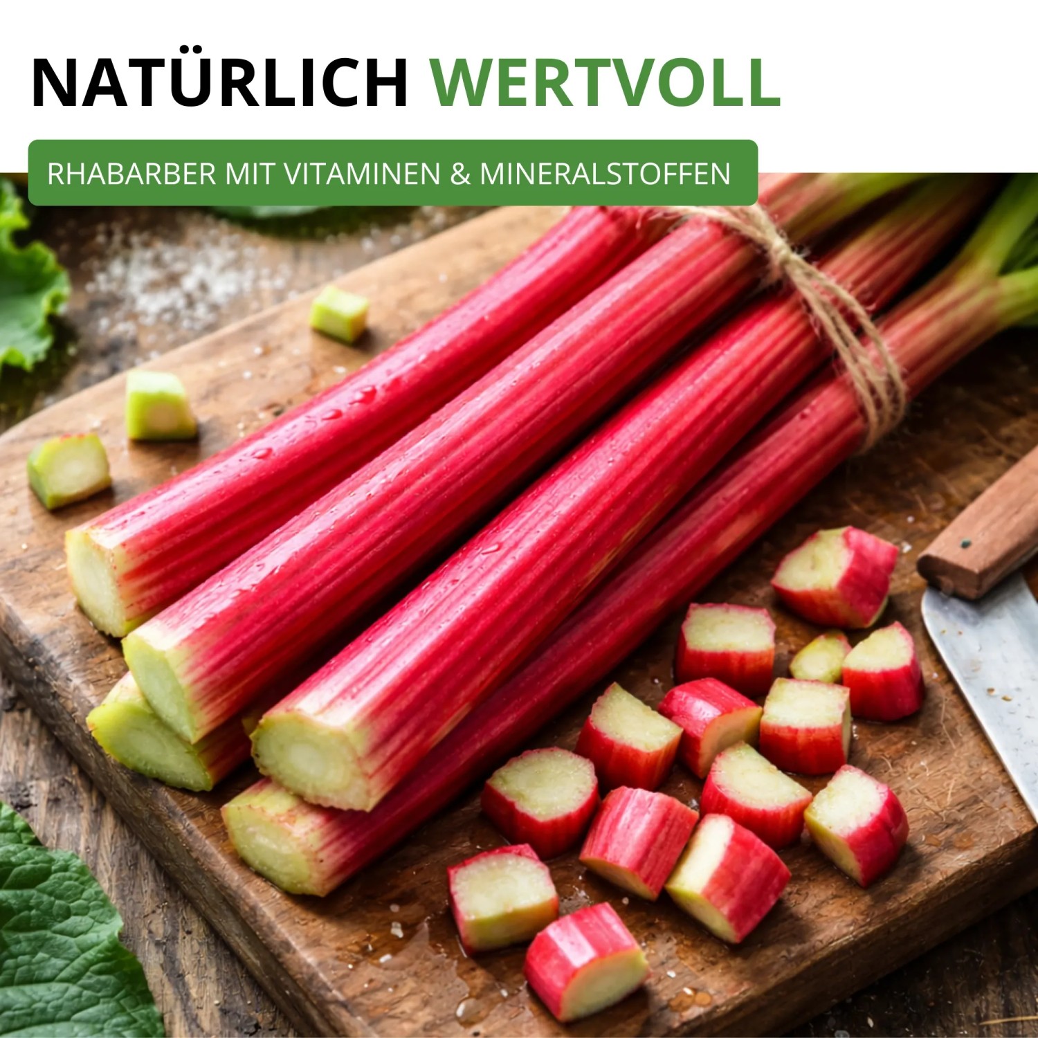 Frischer roter Rhabarber, ganze Stangen und geschnittene Stücke auf Holzbrett. Gemüse reich an Vitaminen.