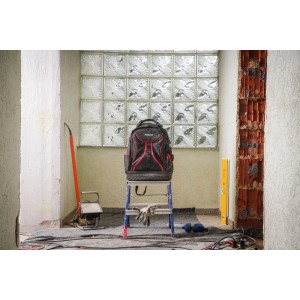 PARAT BASIC Rucksack, Werkzeugrucksack aus Nylon mit Laptopfach, auf einer Leiter im Renovierungszimmer.