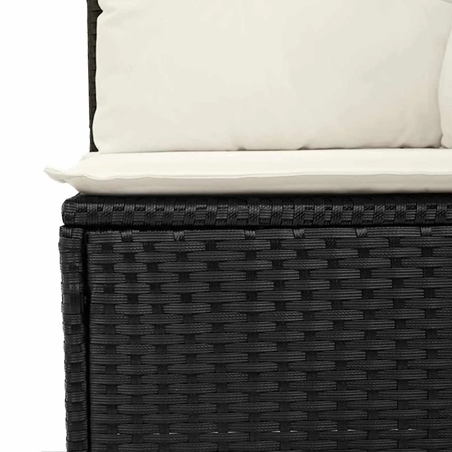 Detailansicht eines schwarzen Poly Rattan Gartenmöbel-Sets mit weißen Kissen.