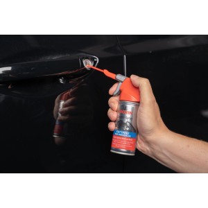 Nigrin Graphit-Spray (100ml) beim Schmieren eines Autoschlosses.